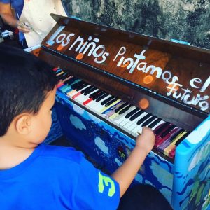 “Lienzos musicales” de la mano de “La Perla pinta su futuro”